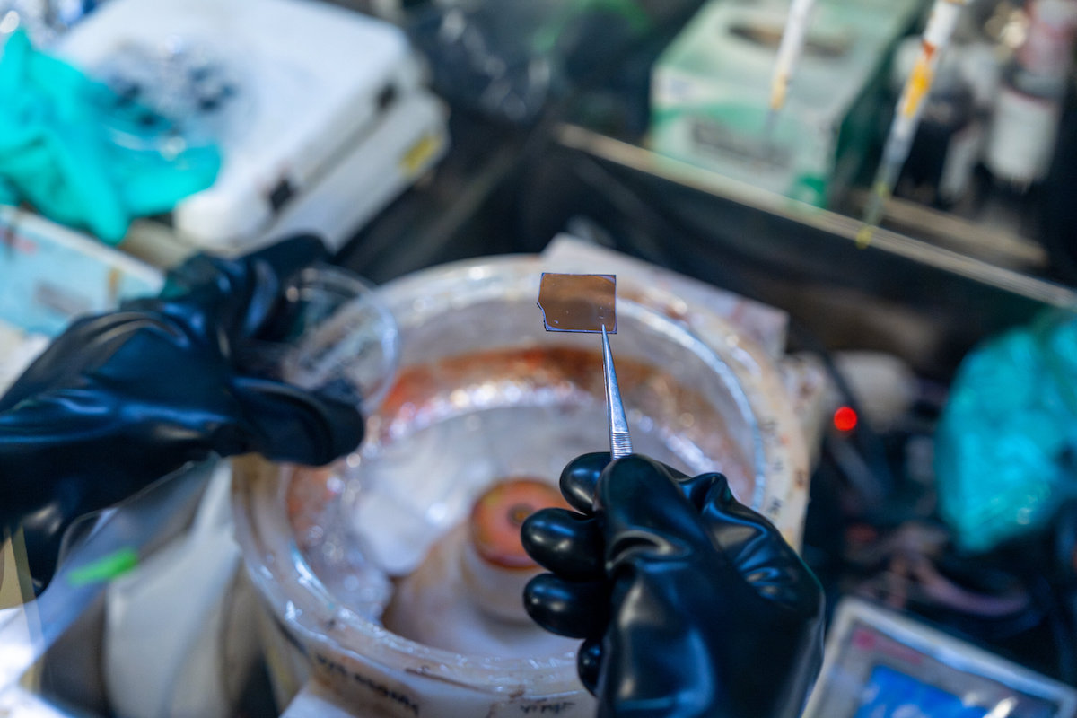 2D perovskites tandem solar with ideal band gap