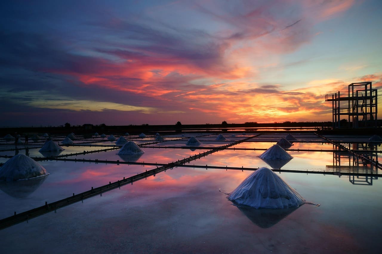Direct lithium extraction: hygroscopic salt breakthrough