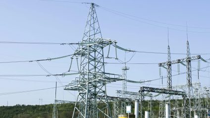 Rinnovabili • Electricity substation with transformers and high-voltage power infrastructure.