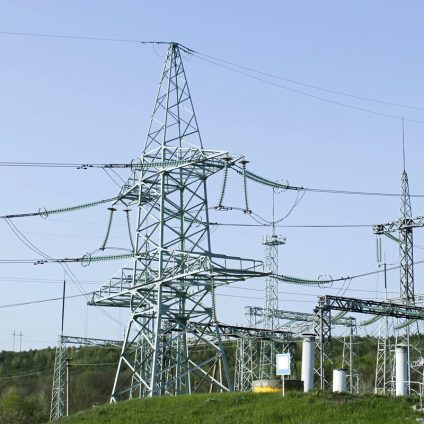 Rinnovabili • Electricity substation with transformers and high-voltage power infrastructure.