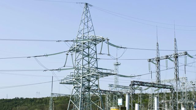 Rinnovabili • Electricity substation with transformers and high-voltage power infrastructure.