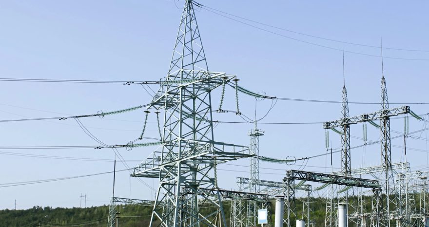Rinnovabili • Electricity substation with transformers and high-voltage power infrastructure.