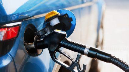 Rinnovabili • Fuel pump nozzle refuelling a vehicle at a petrol station