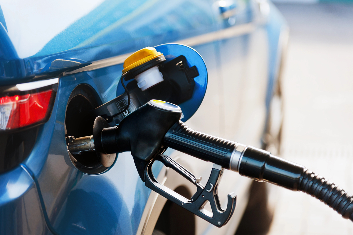 Rinnovabili • Fuel pump nozzle refuelling a vehicle at a petrol station